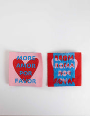 More Amor Por Favor Geweven Label | Roze & Rood