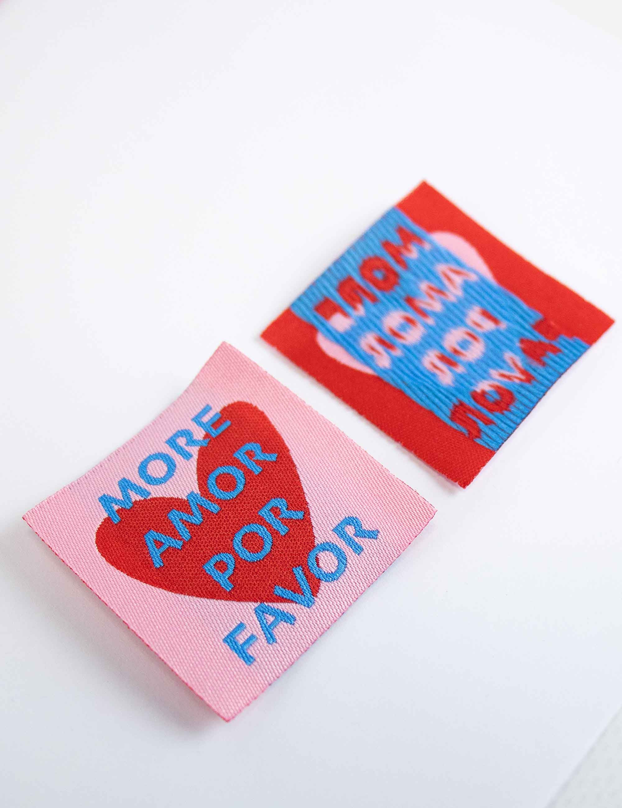 More Amor Por Favor Geweven Label | Roze & Rood