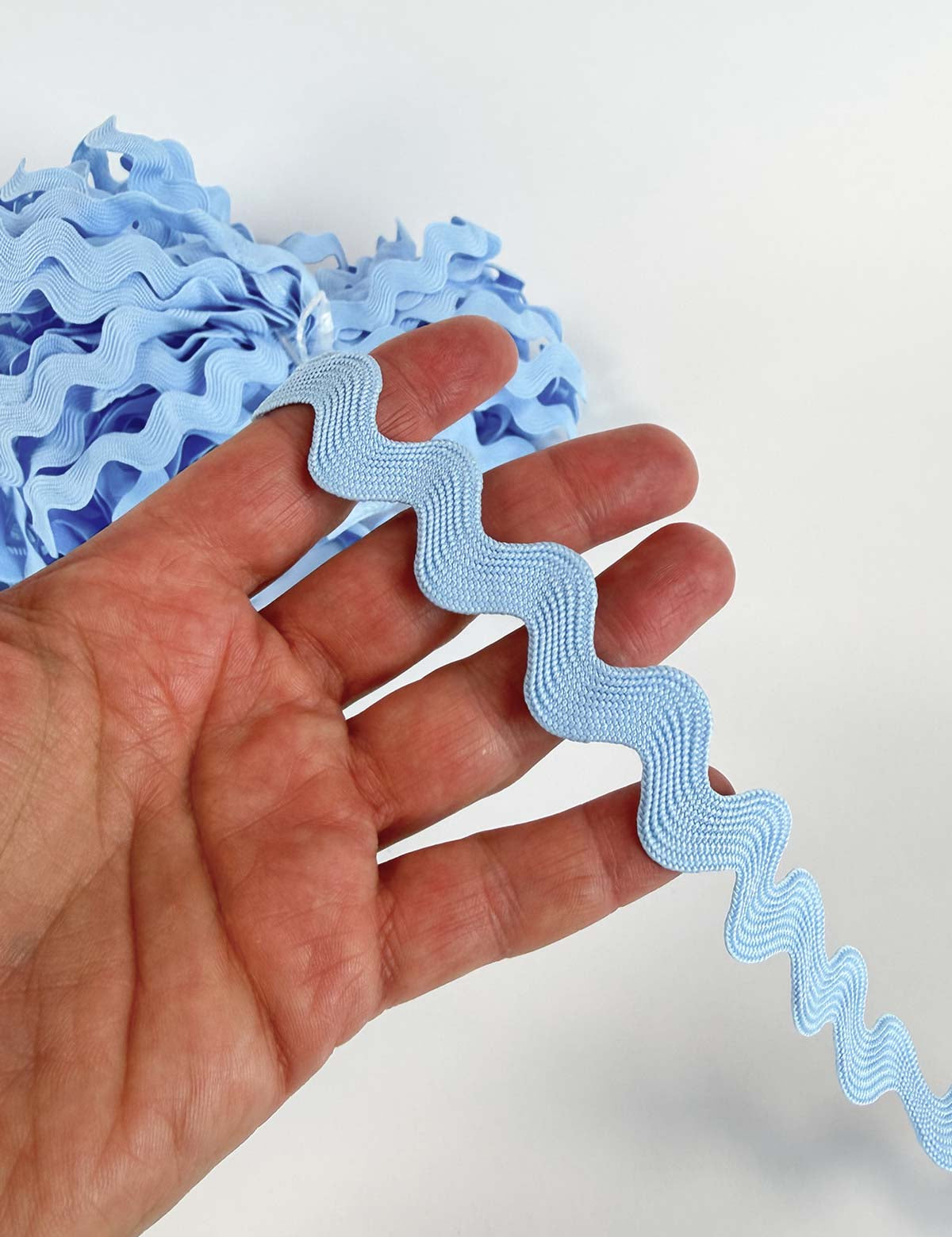 licht-blauw-hand-Rebel-Studio-zigzagband-fournituren.jpg