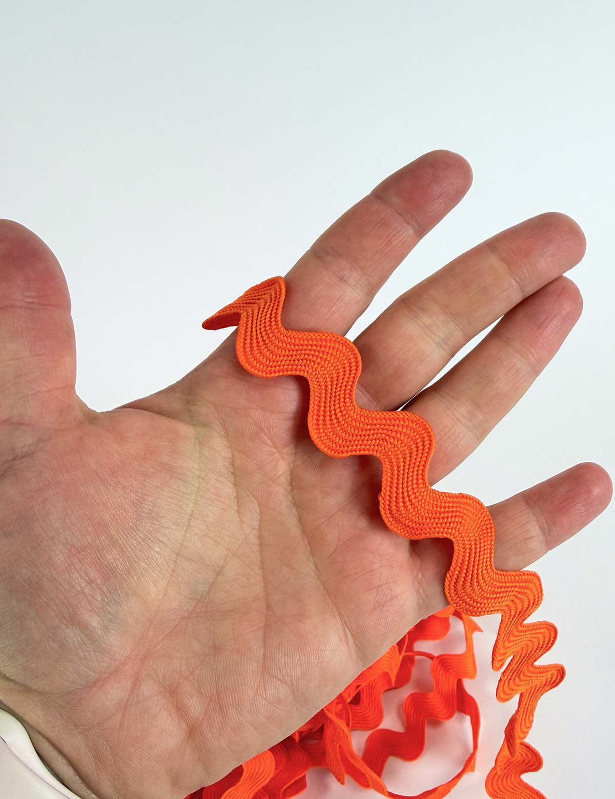 oranje-hand-Rebel-Studio-zigzagband-fournituren.jpg