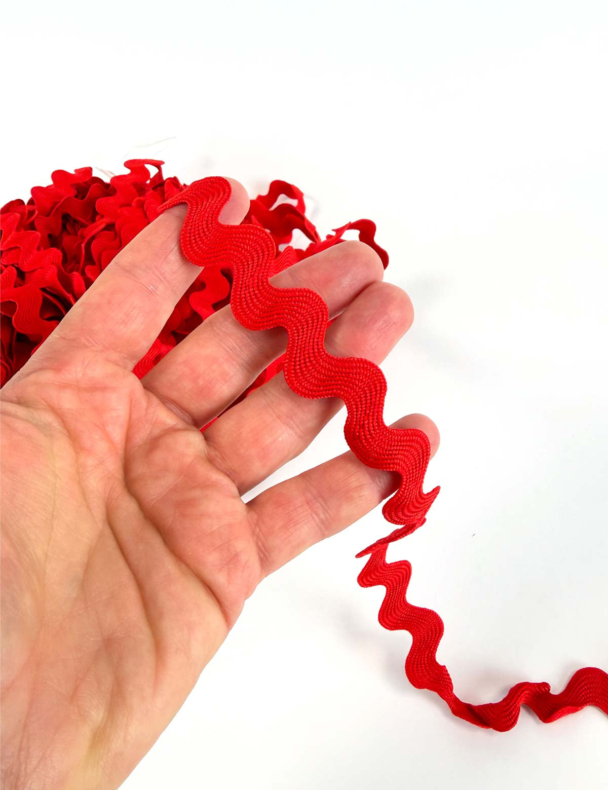rood-hand-Rebel-Studio-zigzagband-fournituren.jpg